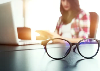 Información laboral sobre si deben los empresarios pagar las gafas de sus empleados - Gestoría Afha Estepona