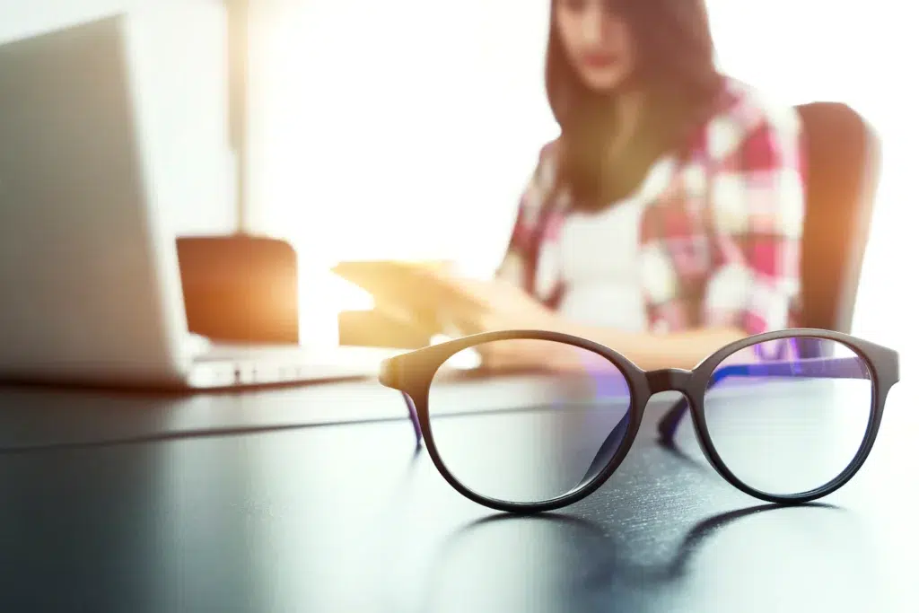 Información laboral sobre si deben los empresarios pagar las gafas de sus empleados - Gestoría Afha Estepona