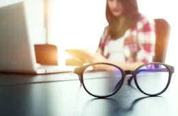 Información laboral sobre si deben los empresarios pagar las gafas de sus empleados - Gestoría Afha Estepona