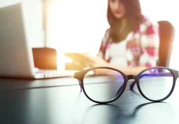 Información laboral sobre si deben los empresarios pagar las gafas de sus empleados - Gestoría Afha Estepona