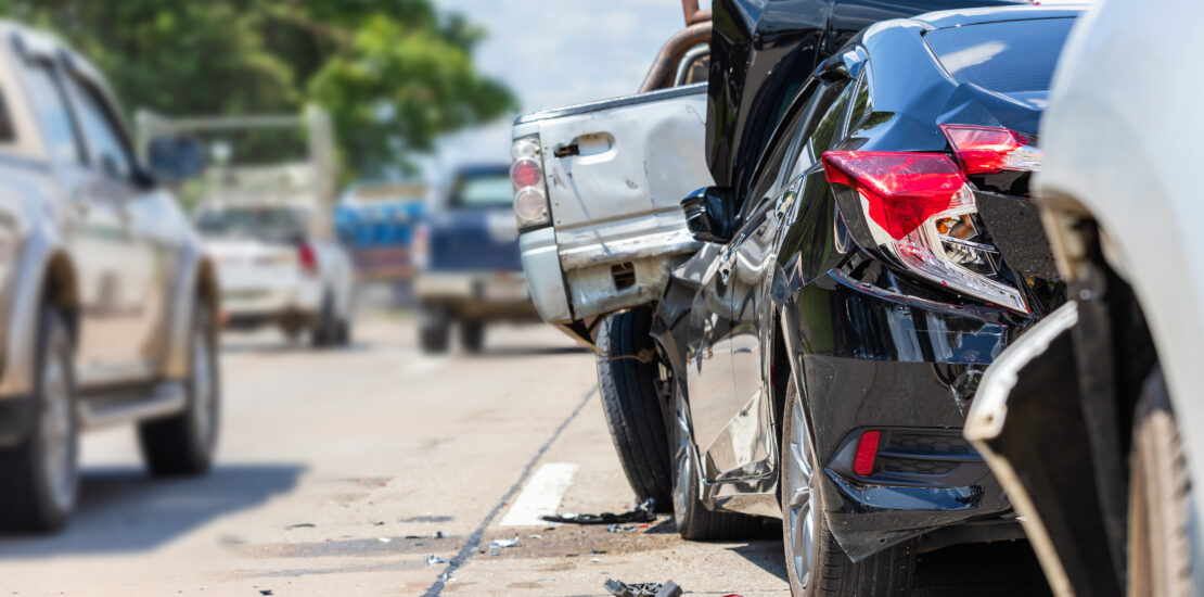 Un accidente de tráfico es uno de los eventos más desafortunados que pueden suceder en la carretera. Si bien son impredecibles, es vital estar preparado para las consecuencias que se pueden presentar al momento de una emergencia. El objetivo de esta guía es proveer información para ayudar a las personas a prepararse y entender los pasos a seguir después de un accidente de tráfico. Para empezar, es importante comprender que un accidente de tráfico se considera un evento en el que dos o más vehículos se involucran. Esto incluye vehículos personales, motocicletas, autobuses, camiones y vehículos agrícolas. La colisión puede ser entre dos vehículos, o entre un vehículo y un objeto. Aunque los accidentes de tráfico están fuera de nuestro control, hay muchas cosas que se pueden hacer para reducir el riesgo de sufrir uno. Es fundamental estar preparado para un accidente de tráfico ! Saber qué hacer es la clave para cualquier situación de emergencia, por lo que es importante entender los derechos y responsabilidades que se tienen después de sufrir uno. Los pasos a seguir después de un accidente de tráfico son fundamentales para garantizar que los documentos necesarios sean recopilados y presentados de manera correcta. Además, hay algunos procesos legales importantes que se deben conocer para que uno esté preparado para cualquier eventualidad. Por esto, es importante entender el proceso de reclamar una indemnización, así como el proceso de demanda por un accidente de tráfico. Finalmente, hay algunas medidas de prevención que se pueden tomar para reducir el riesgo de sufrir un accidente de tráfico. Con esta guía, se podrá comprender y estar mejor preparado para afrontar situaciones de emergencia. Pasos a seguir después de un accidente de tráfico Un accidente de tráfico puede ser una situación muy difícil de afrontar. Algunas veces puede ser difícil recordar lo que se debe hacer en ese momento para asegurarse de que se está actuando de acuerdo con la ley y de manera segura. Es importante estar preparado para un accidente de tráfico, así como conocer los pasos a seguir después de uno. Esto es especialmente cierto si hay lesiones o daños materiales. ¿Qué hacer inmediatamente después de un accidente de tráfico? El primer paso es asegurarse de que todos los ocupantes del vehículo estén a salvo y no hayan resultado lesionados. Si hay lesiones, es importante llamar a los servicios de emergencia y obtener la atención médica necesaria. También es importante llamar a la policía para notificar el accidente y obtener un informe policial. Derechos y responsabilidades después de un accidente de tráfico: todos los involucrados en el accidente tienen derechos y responsabilidades. Esto incluye a los conductores y los pasajeros. Los conductores tienen la responsabilidad de detener el vehículo en un lugar seguro, proporcionar información a los demás involucrados, como nombres y números de seguro, y respetar los informes policiales. Los pasajeros también tienen derechos y responsabilidades, como proporcionar información y respetar los informes policiales. Documentos importantes para registrar un accidente de tráfico: los documentos importantes que se deben tener a mano después de un accidente de tráfico incluyen el informe policial, los registros del seguro, los informes de los testigos, el informe de la compañía de seguros y los documentos médicos si hay lesiones. Estos documentos son importantes para el proceso de registro y reclamación de un accidente de tráfico. Es importante tener en cuenta que todos los involucrados en un accidente de tráfico tienen derechos y responsabilidades que se deben respetar. Para asegurarse de que se está actuando de acuerdo con la ley, es importante conocer los pasos a seguir después de un accidente de tráfico. Esto incluye estar preparado antes de un accidente, asegurarse de que todos los involucrados estén a salvo después del accidente, proporcionar información necesaria a los demás involucrados y respetar los documentos importantes. Proceso legal para un accidente de tráfico Cuando un accidente de tráfico ocurre, los involucrados en el incidente tienen derechos y responsabilidades legales. Es importante entender los pasos a seguir para que los asuntos legales se resuelvan de manera eficaz y correcta. En primer lugar, es importante obtener los datos de contacto de todos los involucrados en el accidente. Esto incluye el nombre completo, dirección, número de teléfono y número de licencia de conducir. Esta información es importante para poder comunicarse con la persona en caso de que sean necesarias futuras acciones legales. Además, es importante tomar fotografías del accidente. Estas fotografías son importantes para respaldar cualquier afirmación que se haga sobre el hecho. Las fotos no solo proporcionan evidencia visual de los daños, sino que también pueden ser utilizadas como pruebas en una demanda posterior. Los involucrados en el accidente también deben obtener un informe de policía. Esto es importante para tener un registro oficial del accidente. El informe de policía también es importante para proporcionar evidencia si hay una demanda posterior. Es importante reunir documentación adicional que respalde el caso. Esto incluye facturas, recibos, recibos de seguros, fotos y otros documentos relacionados. Esta documentación puede utilizarse como pruebas para respaldar cualquier reclamo en una demanda posterior. Es esencial tener un abogado experimentado si se desea iniciar una demanda. Un abogado puede ayudar al cliente a navegar a través de los procedimientos legales de manera eficiente. Un abogado también puede proporcionar asesoramiento y apoyo para garantizar que los derechos del cliente se protejan apropiadamente. Una vez que un abogado ha sido contratado, el proceso de reclamar una indemnización puede comenzar. El abogado trabajará para establecer la responsabilidad y luego negociar un acuerdo de indemnización con la otra parte. El abogado también puede ayudar a preparar los documentos necesarios para presentar una demanda en los tribunales si es necesario. El proceso de demanda por un accidente de tráfico requerirá una gran cantidad de documentos y trámites legales. El abogado trabajará con el cliente para asegurarse de que todos los documentos estén correctos antes de presentar la demanda. El abogado también puede ayudar al cliente a prepararse para los testimonios y la presentación de pruebas. Es importante tener en cuenta que el proceso legal para un accidente de tráfico puede llevar mucho tiempo. Es posible que el caso tome hasta un año o más para concluir. Por lo tanto, es esencial contar con el apoyo y asesoramiento de un abogado experimentado. Esto ayudará a asegurar que los asuntos legales se manejen de manera correcta para lograr el mejor resultado posible. Prevención de accidentes de tráfico Es fundamental prevenir los accidentes de tráfico, para ello hay que tener en cuenta ciertas recomendaciones para minimizar las posibles consecuencias. Para empezar, se recomienda siempre conducir con precaución y cuidado, respetando siempre los límites de velocidad establecidos. Además, es importante mantener en todo momento la distancia de seguridad con el vehículo que se encuentra delante de nosotros. Esta distancia de seguridad debe ser lo suficientemente grande para que el conductor pueda reaccionar a tiempo en caso de que se produzca una situación inesperada. Evitar los llamados "riesgos invisibles" también es importante. Estos riesgos incluyen la distracción al volante, la fatiga, el alcohol y drogas, entre otros. Estos factores pueden aumentar el riesgo de sufrir un accidente de tráfico. Es importante también comprobar los sistemas de seguridad del vehículo antes de salir a la carretera. Estos sistemas incluyen el freno de mano, los espejos retrovisores, los cinturones de seguridad, los faros y las señales de tráfico. Es importante prestar atención a la señalización de tráfico y respetar siempre las normas de tránsito. Cuando los señalamientos sean difíciles de entender, siempre hay que preguntar a un oficial de tráfico para asegurarse de tomar la ruta correcta. Es importante también avisar a los demás conductores de nuestras intenciones, por ejemplo al girar, cambiar de carril o parar. Esto ayudará a reducir el riesgo de sufrir un accidente. Finalmente, es importante mantenerse alerta en la carretera. Esto significa prestar atención al tráfico, los vehículos y los cambios de la carretera. Esto ayudará a prevenir los accidentes al estar preparado para reaccionar a cualquier situación inesperada.