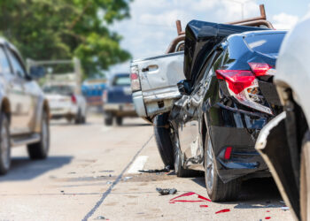 Un accidente de tráfico es uno de los eventos más desafortunados que pueden suceder en la carretera. Si bien son impredecibles, es vital estar preparado para las consecuencias que se pueden presentar al momento de una emergencia. El objetivo de esta guía es proveer información para ayudar a las personas a prepararse y entender los pasos a seguir después de un accidente de tráfico. Para empezar, es importante comprender que un accidente de tráfico se considera un evento en el que dos o más vehículos se involucran. Esto incluye vehículos personales, motocicletas, autobuses, camiones y vehículos agrícolas. La colisión puede ser entre dos vehículos, o entre un vehículo y un objeto. Aunque los accidentes de tráfico están fuera de nuestro control, hay muchas cosas que se pueden hacer para reducir el riesgo de sufrir uno. Es fundamental estar preparado para un accidente de tráfico ! Saber qué hacer es la clave para cualquier situación de emergencia, por lo que es importante entender los derechos y responsabilidades que se tienen después de sufrir uno. Los pasos a seguir después de un accidente de tráfico son fundamentales para garantizar que los documentos necesarios sean recopilados y presentados de manera correcta. Además, hay algunos procesos legales importantes que se deben conocer para que uno esté preparado para cualquier eventualidad. Por esto, es importante entender el proceso de reclamar una indemnización, así como el proceso de demanda por un accidente de tráfico. Finalmente, hay algunas medidas de prevención que se pueden tomar para reducir el riesgo de sufrir un accidente de tráfico. Con esta guía, se podrá comprender y estar mejor preparado para afrontar situaciones de emergencia. Pasos a seguir después de un accidente de tráfico Un accidente de tráfico puede ser una situación muy difícil de afrontar. Algunas veces puede ser difícil recordar lo que se debe hacer en ese momento para asegurarse de que se está actuando de acuerdo con la ley y de manera segura. Es importante estar preparado para un accidente de tráfico, así como conocer los pasos a seguir después de uno. Esto es especialmente cierto si hay lesiones o daños materiales. ¿Qué hacer inmediatamente después de un accidente de tráfico? El primer paso es asegurarse de que todos los ocupantes del vehículo estén a salvo y no hayan resultado lesionados. Si hay lesiones, es importante llamar a los servicios de emergencia y obtener la atención médica necesaria. También es importante llamar a la policía para notificar el accidente y obtener un informe policial. Derechos y responsabilidades después de un accidente de tráfico: todos los involucrados en el accidente tienen derechos y responsabilidades. Esto incluye a los conductores y los pasajeros. Los conductores tienen la responsabilidad de detener el vehículo en un lugar seguro, proporcionar información a los demás involucrados, como nombres y números de seguro, y respetar los informes policiales. Los pasajeros también tienen derechos y responsabilidades, como proporcionar información y respetar los informes policiales. Documentos importantes para registrar un accidente de tráfico: los documentos importantes que se deben tener a mano después de un accidente de tráfico incluyen el informe policial, los registros del seguro, los informes de los testigos, el informe de la compañía de seguros y los documentos médicos si hay lesiones. Estos documentos son importantes para el proceso de registro y reclamación de un accidente de tráfico. Es importante tener en cuenta que todos los involucrados en un accidente de tráfico tienen derechos y responsabilidades que se deben respetar. Para asegurarse de que se está actuando de acuerdo con la ley, es importante conocer los pasos a seguir después de un accidente de tráfico. Esto incluye estar preparado antes de un accidente, asegurarse de que todos los involucrados estén a salvo después del accidente, proporcionar información necesaria a los demás involucrados y respetar los documentos importantes. Proceso legal para un accidente de tráfico Cuando un accidente de tráfico ocurre, los involucrados en el incidente tienen derechos y responsabilidades legales. Es importante entender los pasos a seguir para que los asuntos legales se resuelvan de manera eficaz y correcta. En primer lugar, es importante obtener los datos de contacto de todos los involucrados en el accidente. Esto incluye el nombre completo, dirección, número de teléfono y número de licencia de conducir. Esta información es importante para poder comunicarse con la persona en caso de que sean necesarias futuras acciones legales. Además, es importante tomar fotografías del accidente. Estas fotografías son importantes para respaldar cualquier afirmación que se haga sobre el hecho. Las fotos no solo proporcionan evidencia visual de los daños, sino que también pueden ser utilizadas como pruebas en una demanda posterior. Los involucrados en el accidente también deben obtener un informe de policía. Esto es importante para tener un registro oficial del accidente. El informe de policía también es importante para proporcionar evidencia si hay una demanda posterior. Es importante reunir documentación adicional que respalde el caso. Esto incluye facturas, recibos, recibos de seguros, fotos y otros documentos relacionados. Esta documentación puede utilizarse como pruebas para respaldar cualquier reclamo en una demanda posterior. Es esencial tener un abogado experimentado si se desea iniciar una demanda. Un abogado puede ayudar al cliente a navegar a través de los procedimientos legales de manera eficiente. Un abogado también puede proporcionar asesoramiento y apoyo para garantizar que los derechos del cliente se protejan apropiadamente. Una vez que un abogado ha sido contratado, el proceso de reclamar una indemnización puede comenzar. El abogado trabajará para establecer la responsabilidad y luego negociar un acuerdo de indemnización con la otra parte. El abogado también puede ayudar a preparar los documentos necesarios para presentar una demanda en los tribunales si es necesario. El proceso de demanda por un accidente de tráfico requerirá una gran cantidad de documentos y trámites legales. El abogado trabajará con el cliente para asegurarse de que todos los documentos estén correctos antes de presentar la demanda. El abogado también puede ayudar al cliente a prepararse para los testimonios y la presentación de pruebas. Es importante tener en cuenta que el proceso legal para un accidente de tráfico puede llevar mucho tiempo. Es posible que el caso tome hasta un año o más para concluir. Por lo tanto, es esencial contar con el apoyo y asesoramiento de un abogado experimentado. Esto ayudará a asegurar que los asuntos legales se manejen de manera correcta para lograr el mejor resultado posible. Prevención de accidentes de tráfico Es fundamental prevenir los accidentes de tráfico, para ello hay que tener en cuenta ciertas recomendaciones para minimizar las posibles consecuencias. Para empezar, se recomienda siempre conducir con precaución y cuidado, respetando siempre los límites de velocidad establecidos. Además, es importante mantener en todo momento la distancia de seguridad con el vehículo que se encuentra delante de nosotros. Esta distancia de seguridad debe ser lo suficientemente grande para que el conductor pueda reaccionar a tiempo en caso de que se produzca una situación inesperada. Evitar los llamados "riesgos invisibles" también es importante. Estos riesgos incluyen la distracción al volante, la fatiga, el alcohol y drogas, entre otros. Estos factores pueden aumentar el riesgo de sufrir un accidente de tráfico. Es importante también comprobar los sistemas de seguridad del vehículo antes de salir a la carretera. Estos sistemas incluyen el freno de mano, los espejos retrovisores, los cinturones de seguridad, los faros y las señales de tráfico. Es importante prestar atención a la señalización de tráfico y respetar siempre las normas de tránsito. Cuando los señalamientos sean difíciles de entender, siempre hay que preguntar a un oficial de tráfico para asegurarse de tomar la ruta correcta. Es importante también avisar a los demás conductores de nuestras intenciones, por ejemplo al girar, cambiar de carril o parar. Esto ayudará a reducir el riesgo de sufrir un accidente. Finalmente, es importante mantenerse alerta en la carretera. Esto significa prestar atención al tráfico, los vehículos y los cambios de la carretera. Esto ayudará a prevenir los accidentes al estar preparado para reaccionar a cualquier situación inesperada.